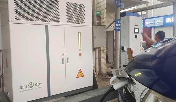 【重卡电动先锋】赢咖娱乐300-400kW重卡充电桩：亮点与应用典范(图2)